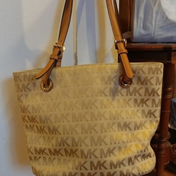 𝅺MICHAEL kors tote - Picture 1 of 7
